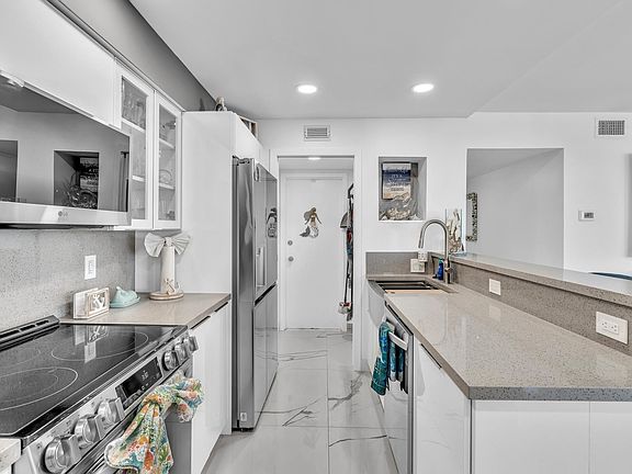 4th image of 100 Golden Isles Drive #PH-8