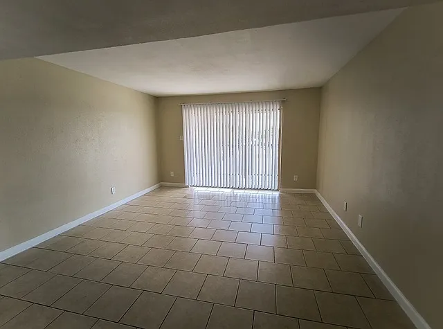PLAZA VERDE CONDOS — Photo 9