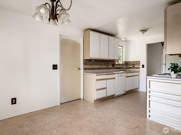 2nd image of 4511 Woodland Circle