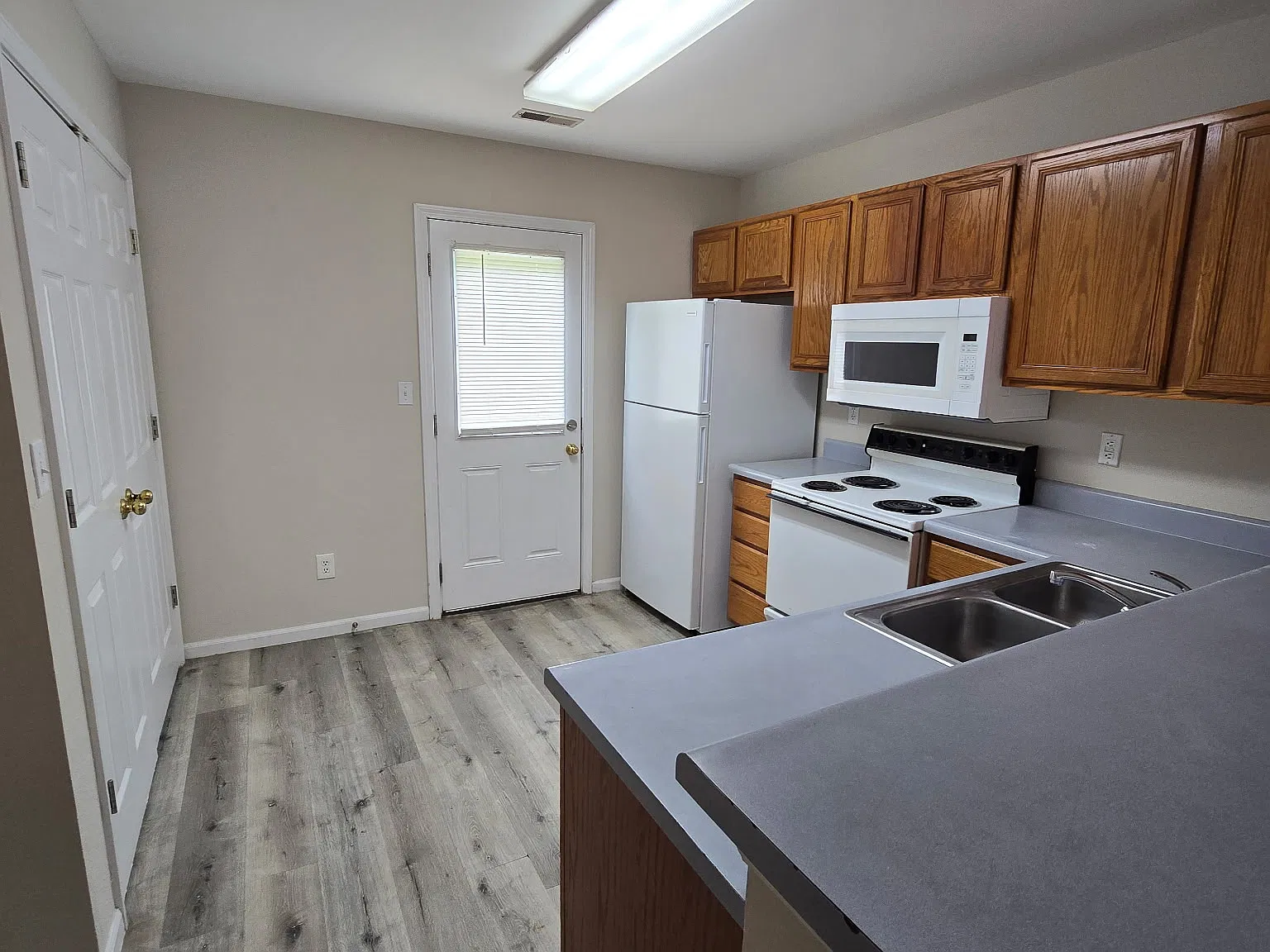 4 bed, 2.5 bath, 1350 sqft, $1,400 — Photo 3