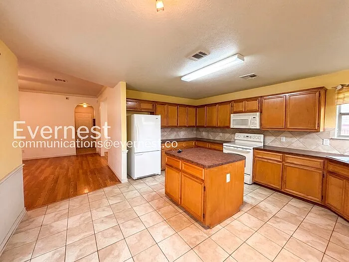 3705 Barbed Wire Dr — Photo 7