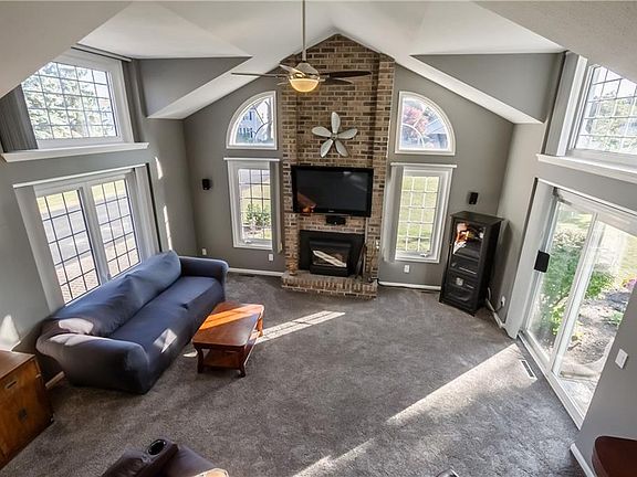 5th image of 8 Fox Hill Dr
