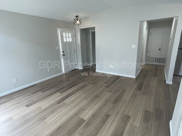 4733 Platinum Dr NE — Photo 10