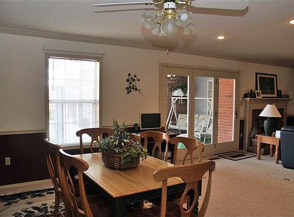 3rd image of 302 Live Oak Dr