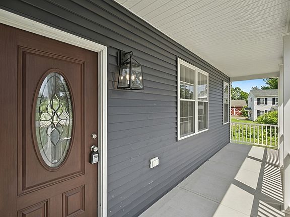 4th image of 375 Fuller St