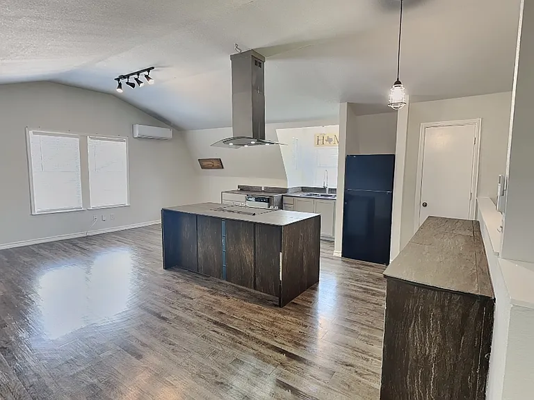 2913 Hunter St — Photo 2