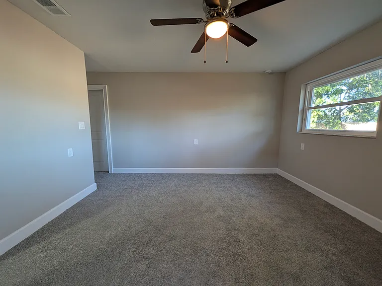 5523 Venetian Blvd NE — Photo 11
