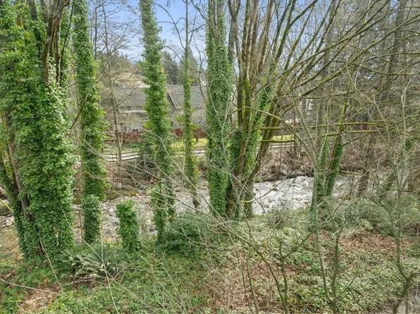 1550 Fell Ave #304, North Vancouver, BC V7P 3E7