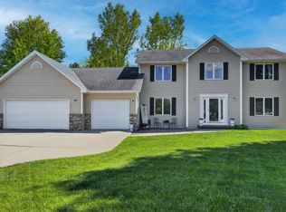 905 Horizon Cir, Belle Plaine, MN 56011