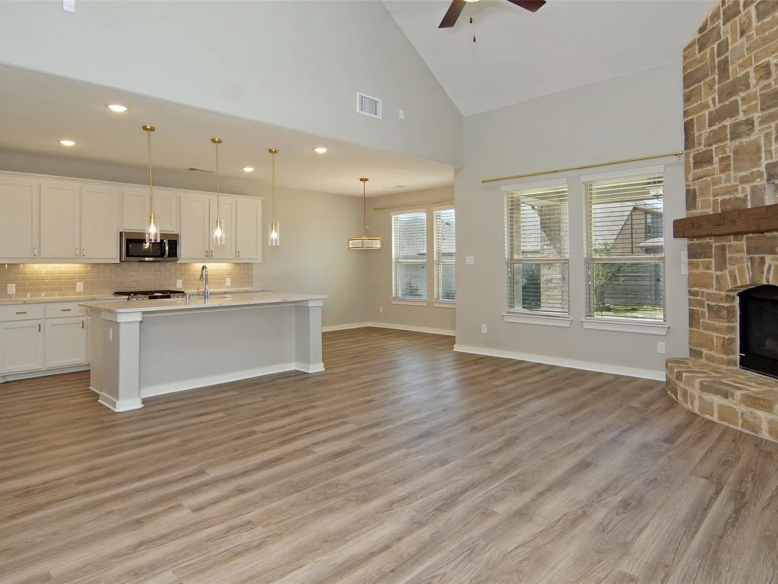 4 bed, 2746 sqft, $3,195 — Photo 4