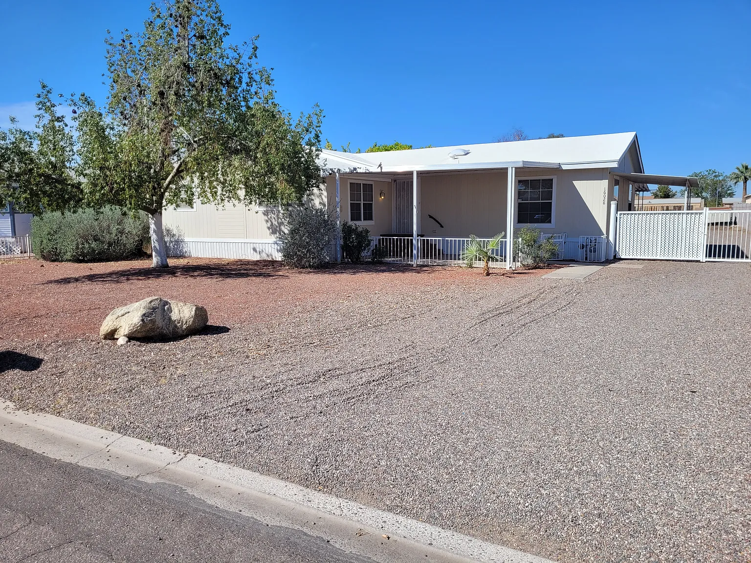 3 bed, 1949 sqft, $2,100 — Photo 1