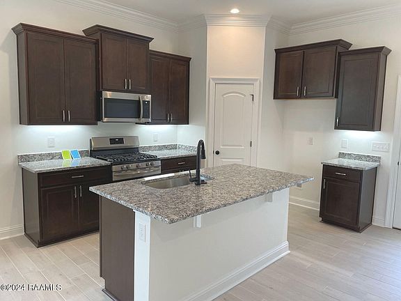 4th image of 121 Elmwood Meadows Dr