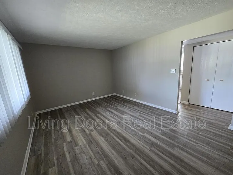 4715 Gladstone St — Photo 6