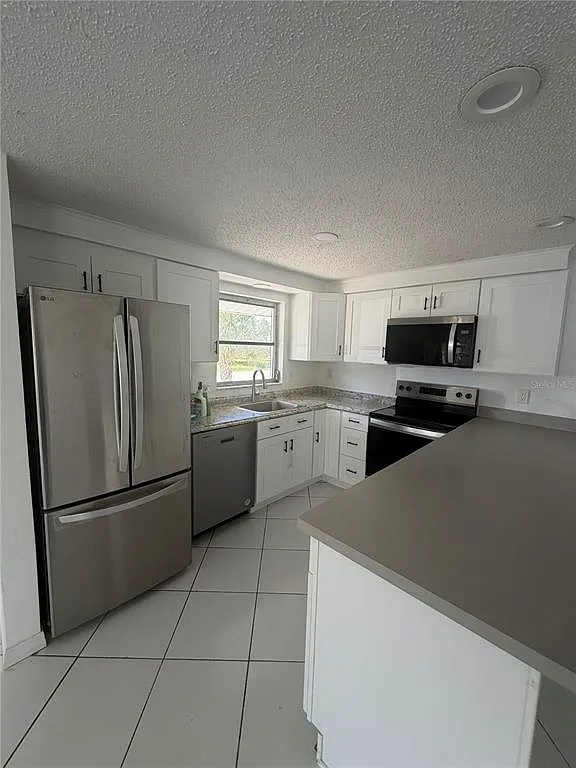 3 bed, 2.0 bath, 2061 sqft, $2,600 — Photo 4