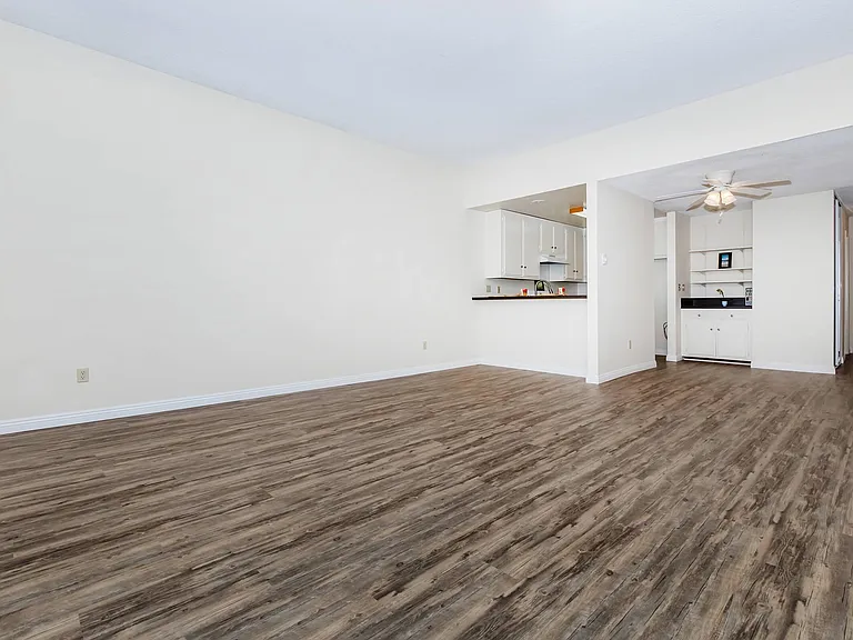Riviera Vista Apartments — Photo 17