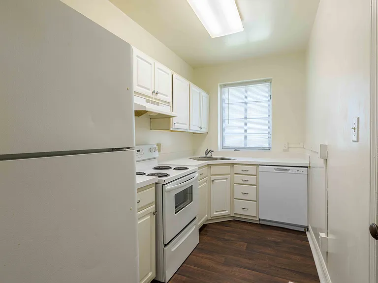 Kinston Oaks Apartments — Photo 6