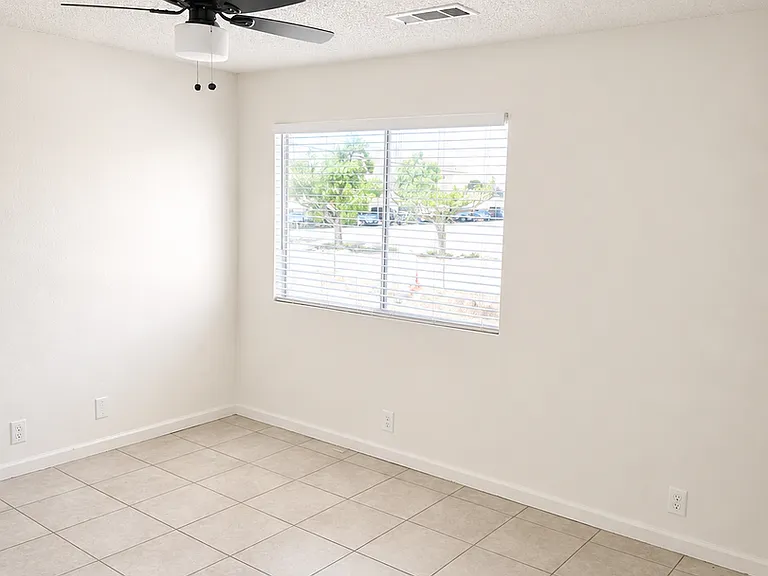 209 W Ash St — Photo 7