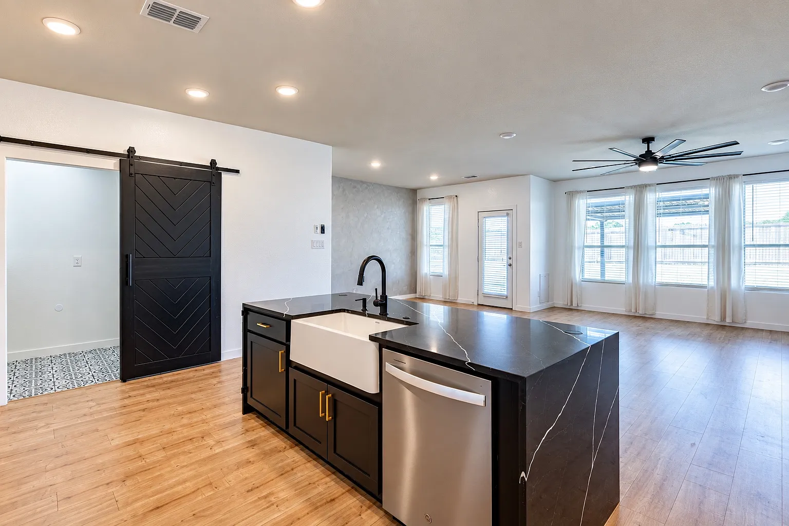 4 bed, 1952 sqft, $2,750 — Photo 3