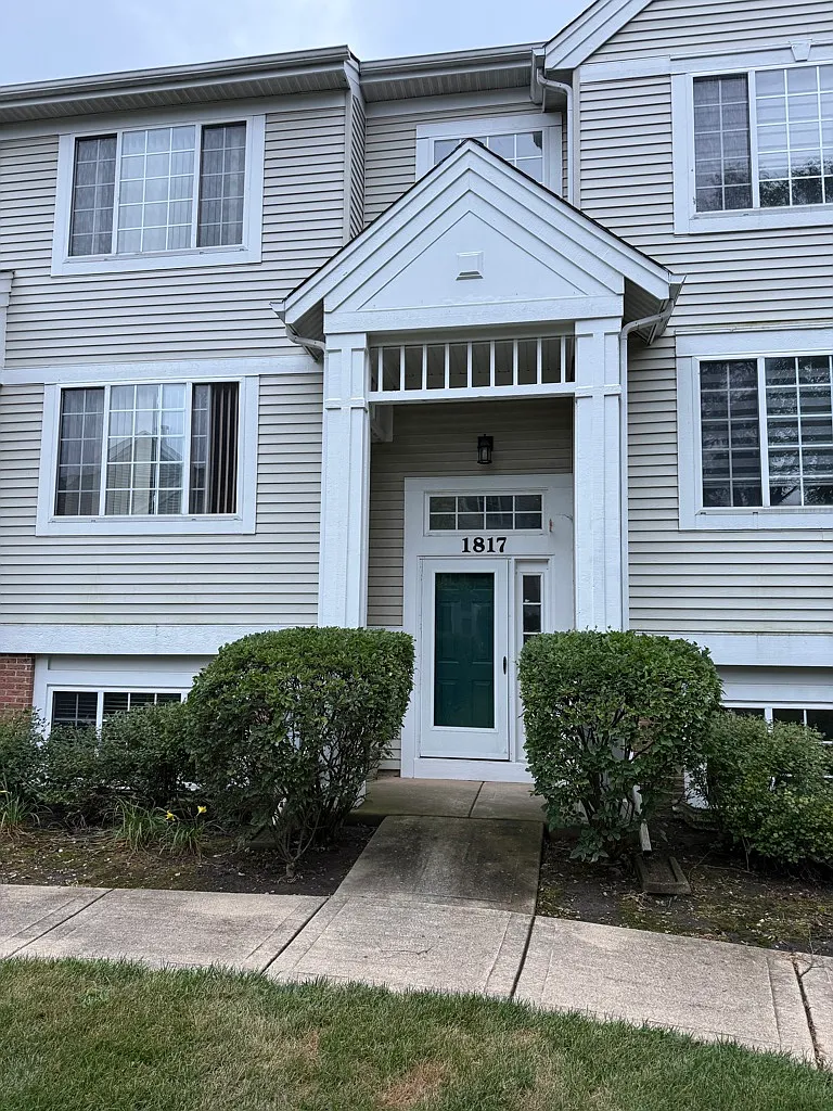 Spacious 3 bedroom townhouse with finished basement and two-car garage — Photo 3