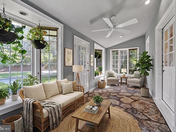 5th image of 309 Warner Rd