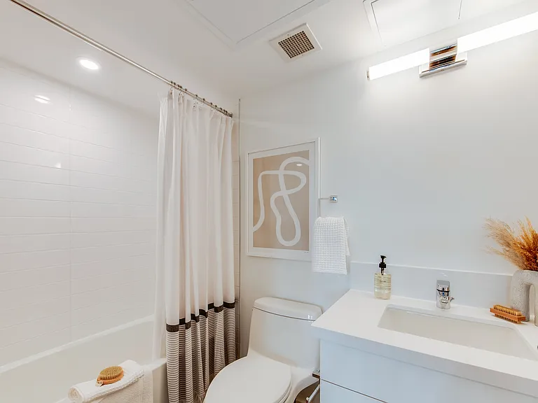 897 College St — Photo 23