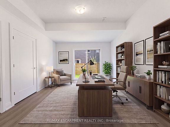 4th image of 10 Clear Valley Ln