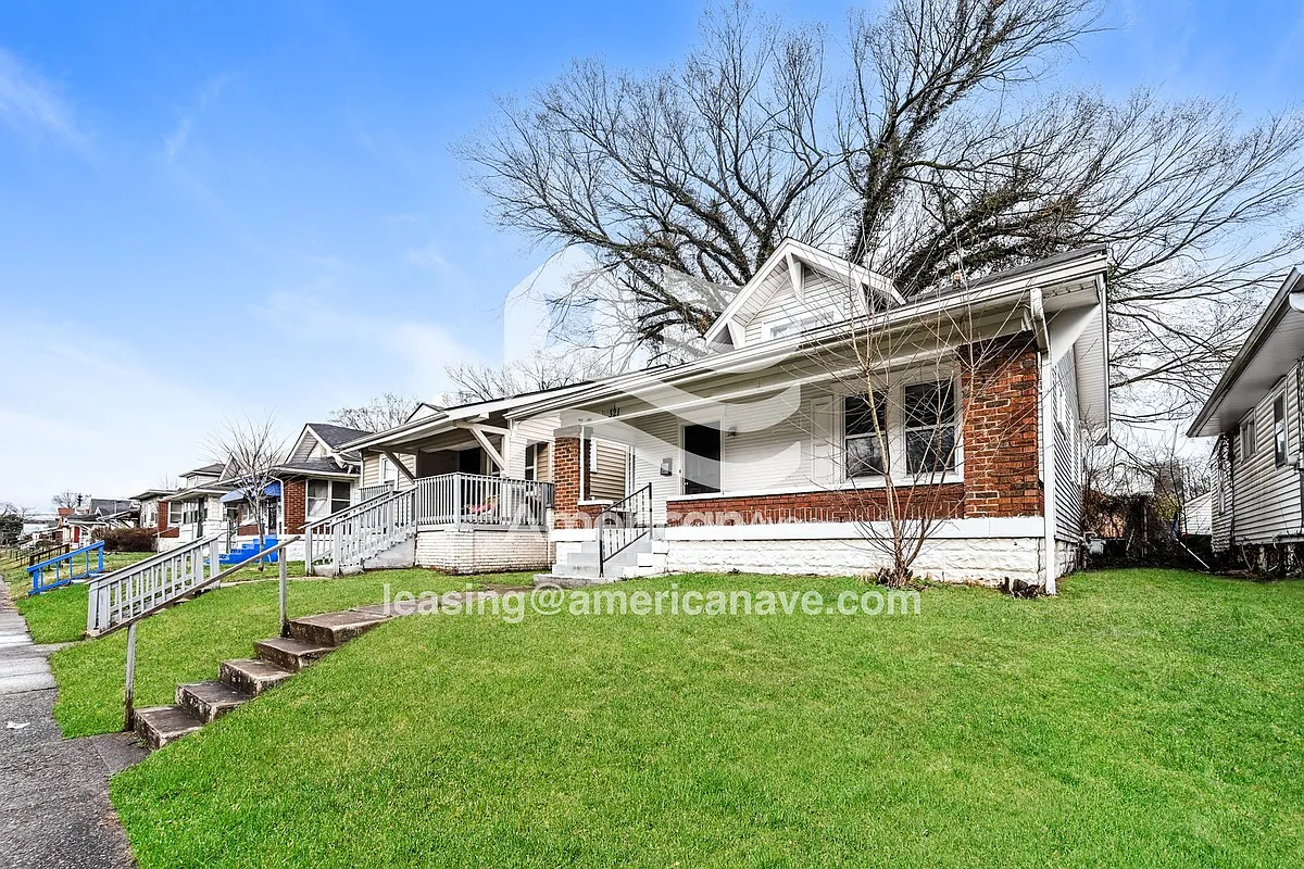 675755_002_front_view_2.jpg - 321 S 43rd St