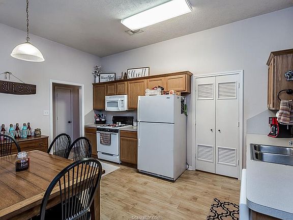4th image of 2900 Bexar Grass Dr