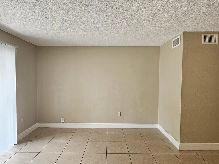 4324 NW 9th Ave #6-1C — Photo 3