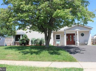 51 Elm Ln, Levittown, PA