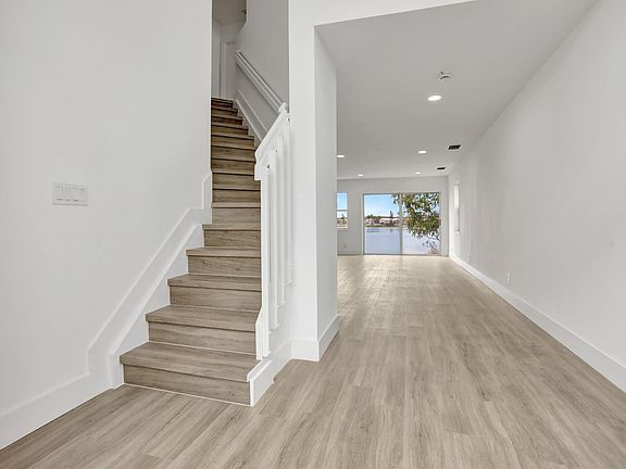 3rd image of 3133 Vista Del Mar