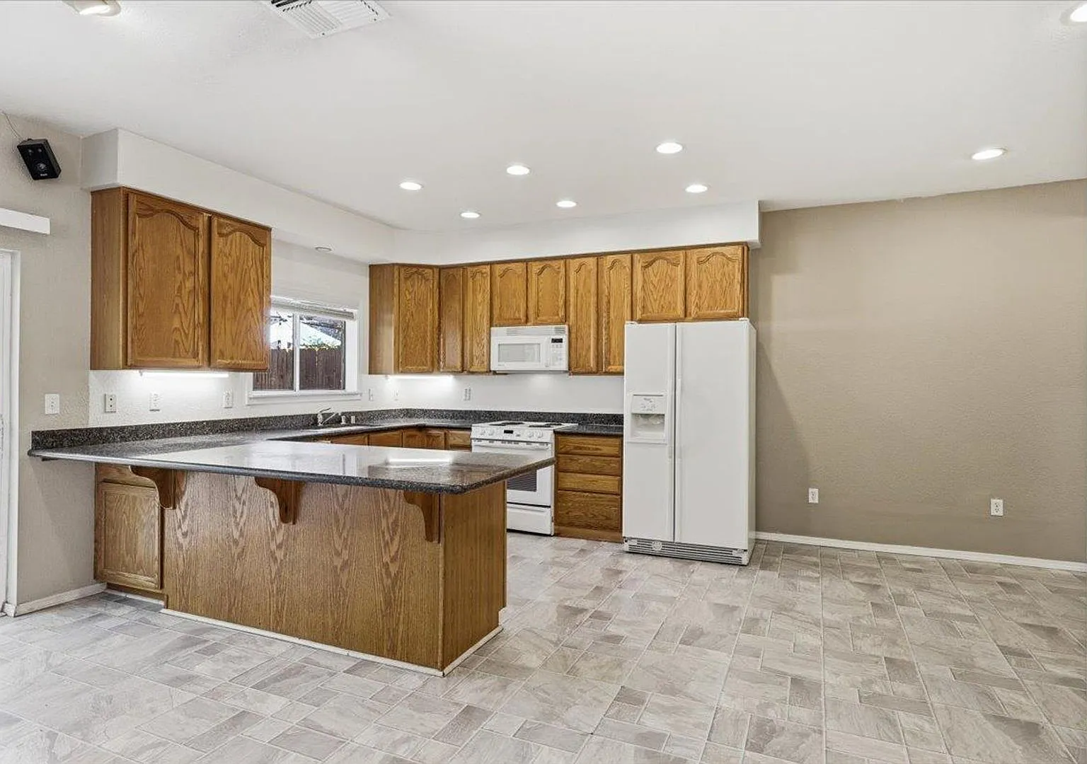 3 Bed 2.5 Bath 2 Car Garage! — Photo 4
