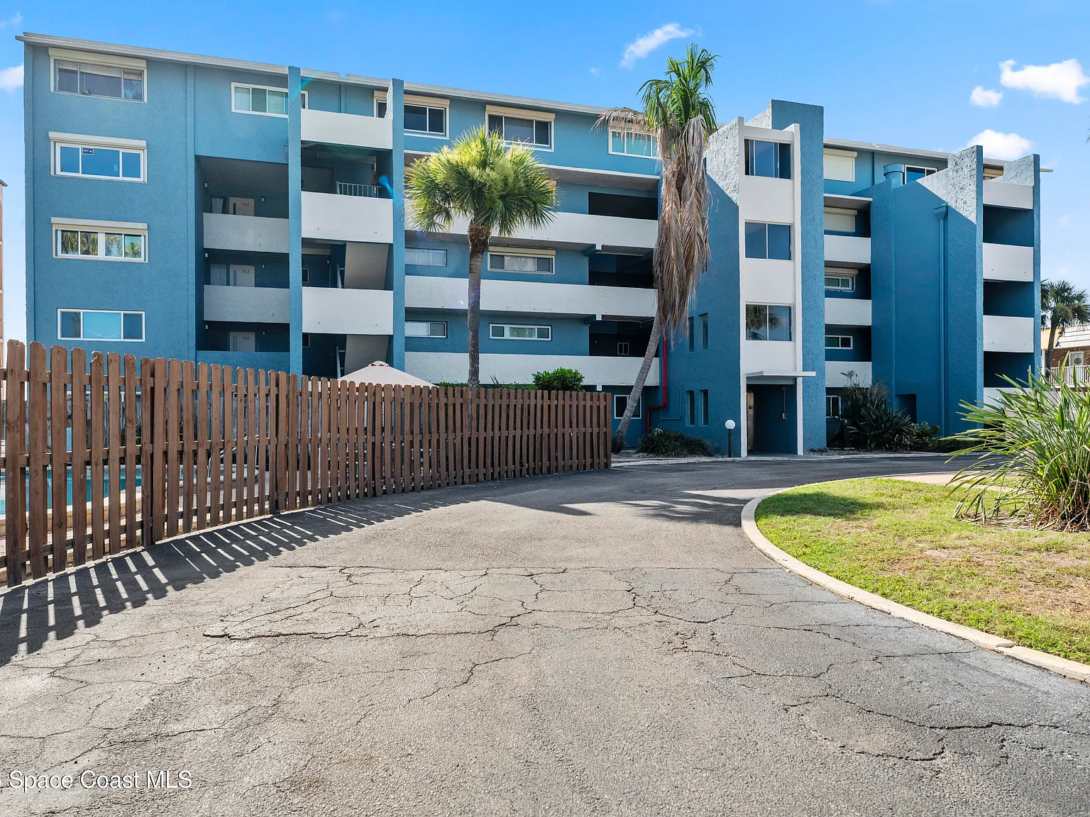 2 bed, 2.0 bath, 1332 sqft, $3,500 — Photo 2