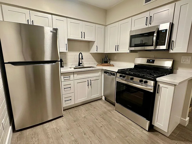 150 E Hardy Rd — Photo 4