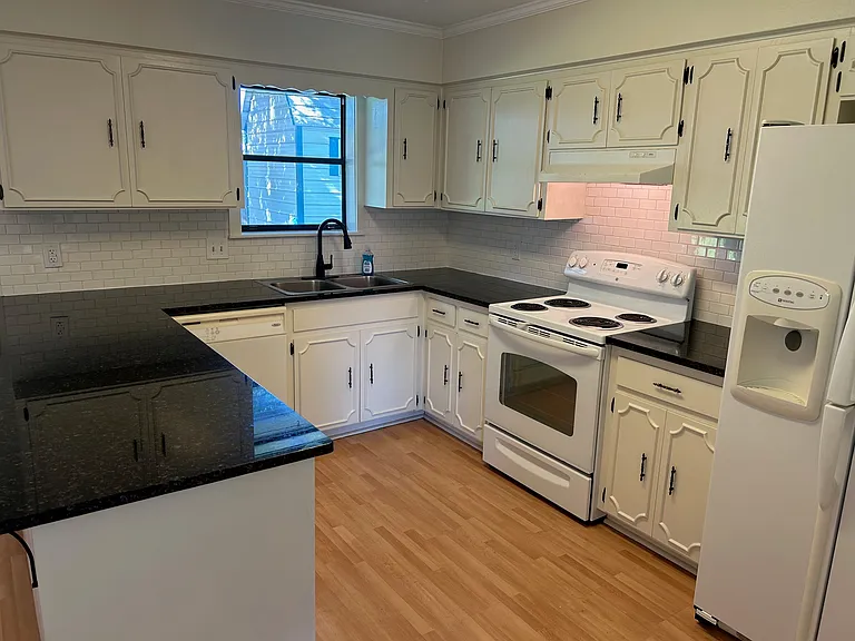 1583 E Industry St — Photo 9