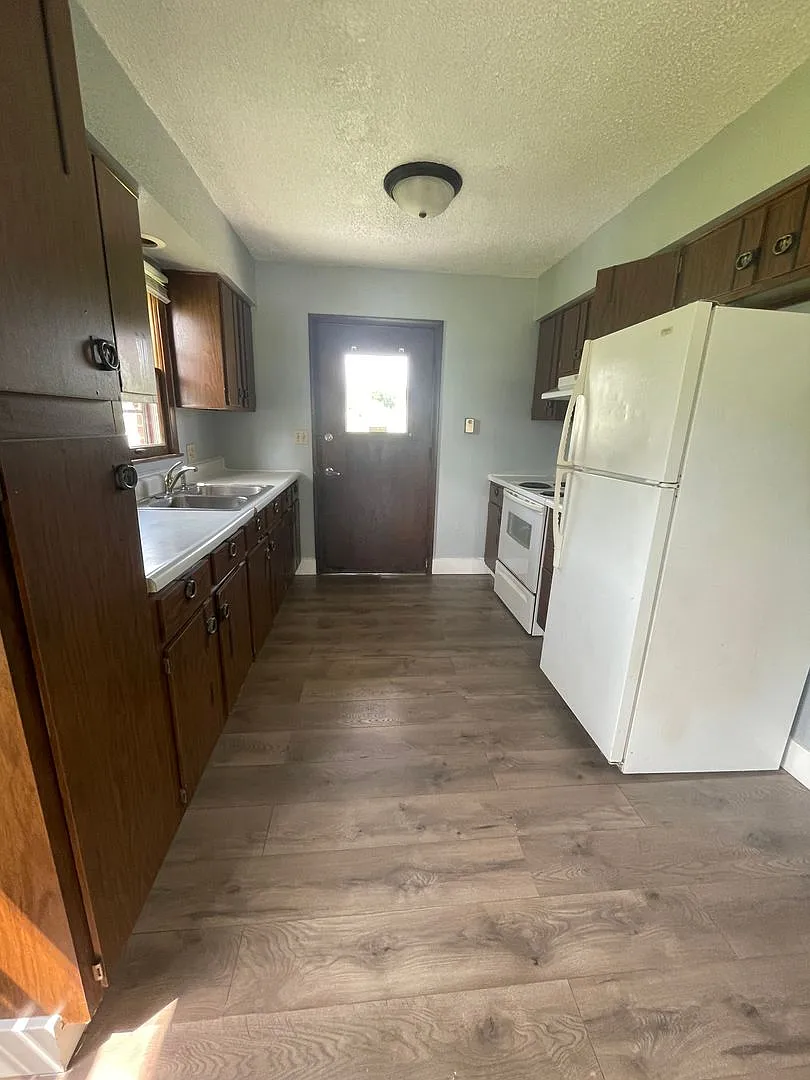 205 Owen St — Photo 2