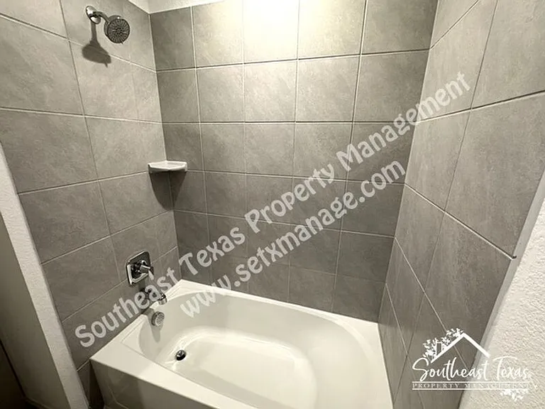 111 Lakeway Cir — Photo 22