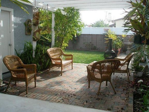 patio has outdoor lights and water fountain
