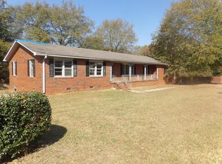 1 Woodlawn Dr, Ware Shoals, SC 29692