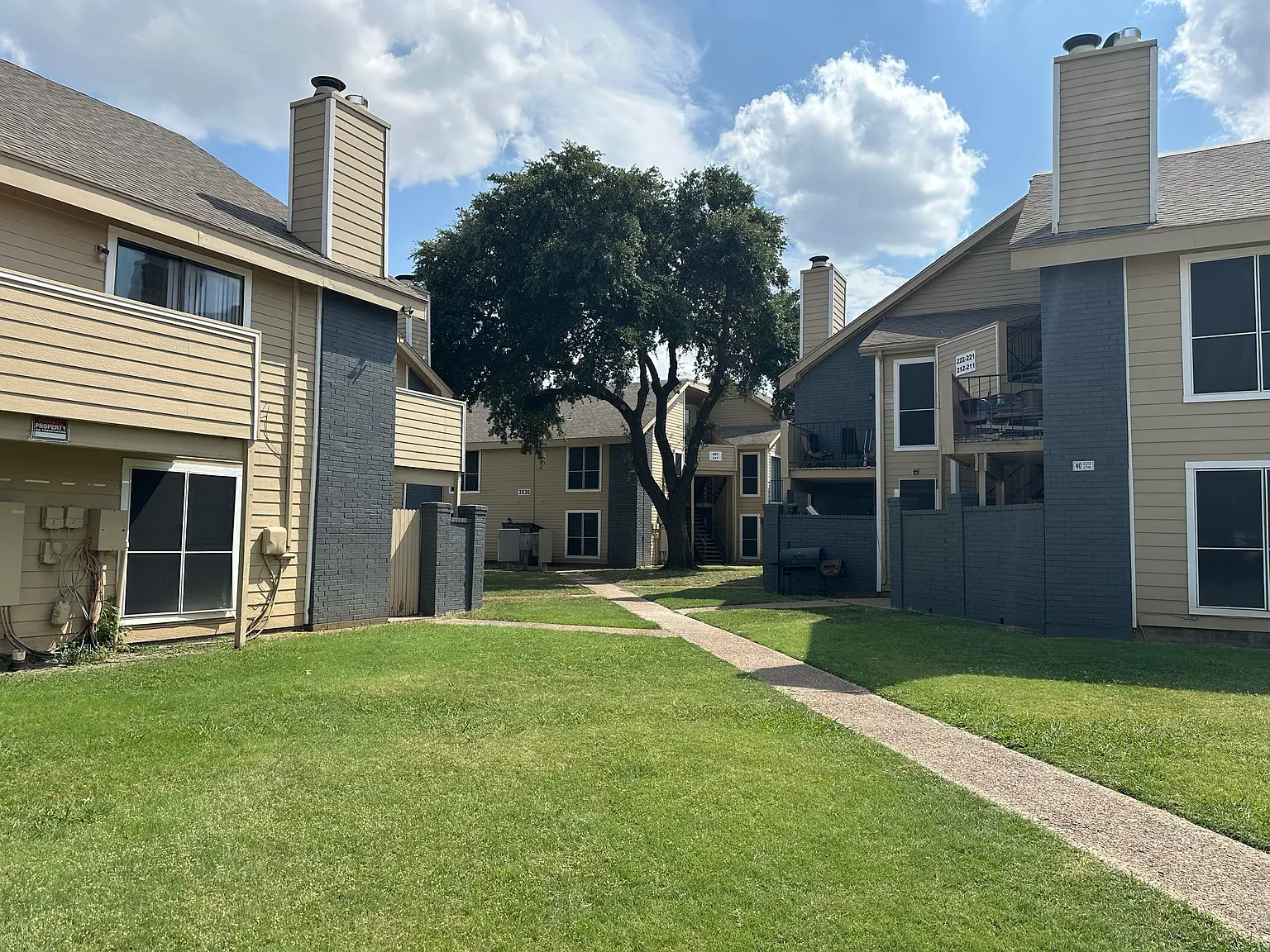Buckingham Court Apartments — Photo 2