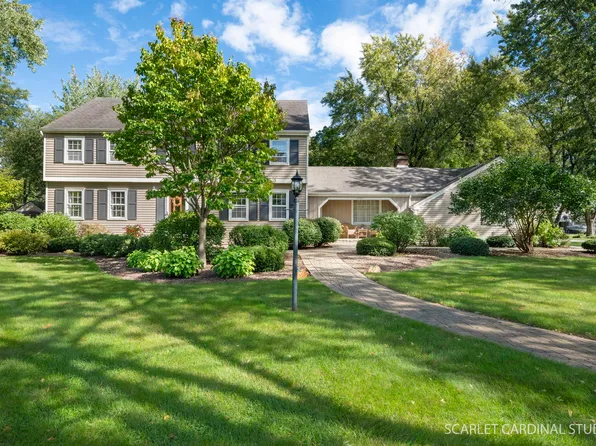 2S345 Arrowhead Dr, Wheaton, IL 60189