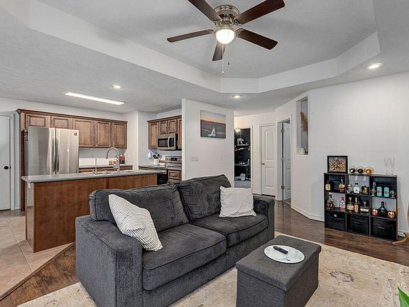 4th image of 1039 E Caravan Street