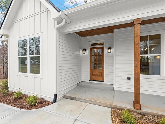 2nd image of 2020 Darby Rd