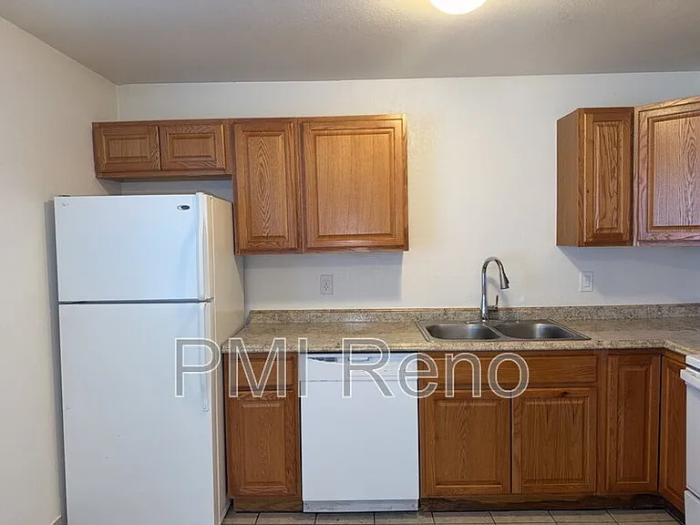 690 Field St #4 — Photo 4