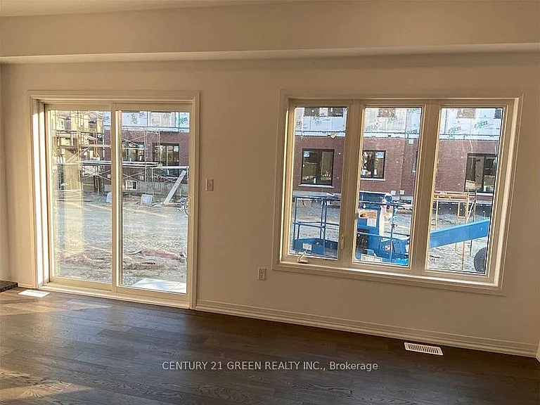 135 Turnberry Ln — Photo 7