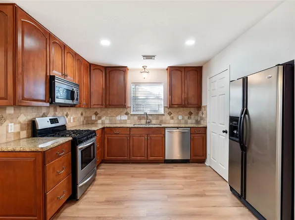 4527 Fox Run St, Pearland, TX 77584