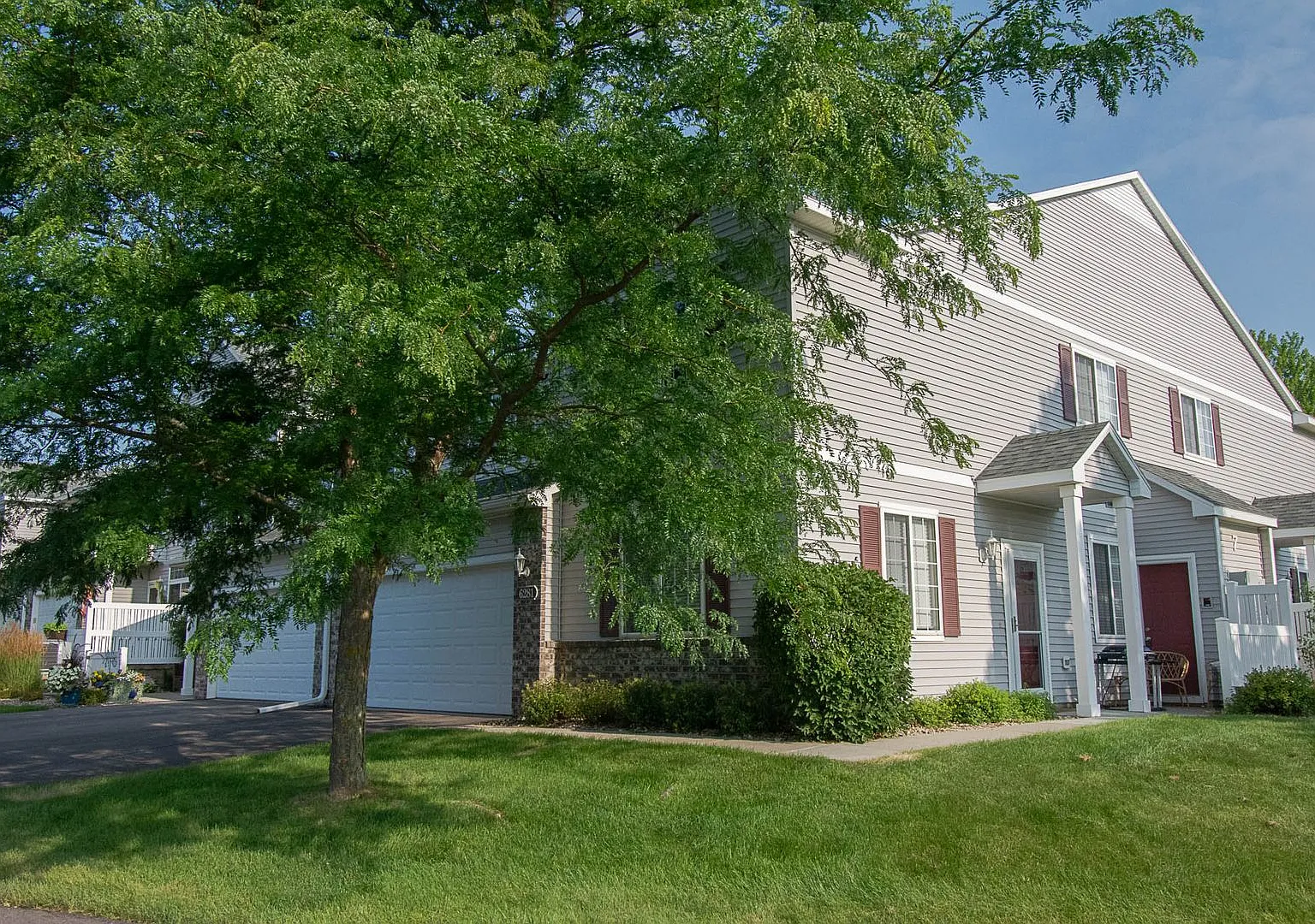 Beautiful Boulder Ridge end unit townhome w/upgrades throughout! — Photo 1