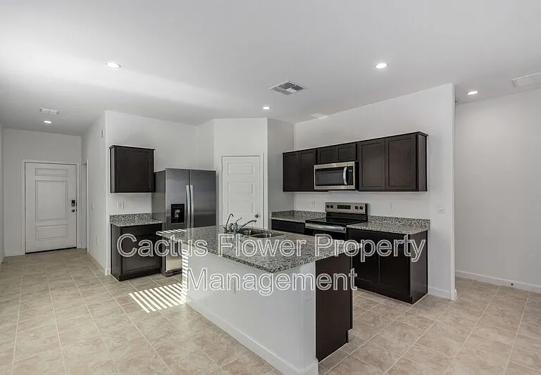 2037 W Shelly Ave — Photo 5