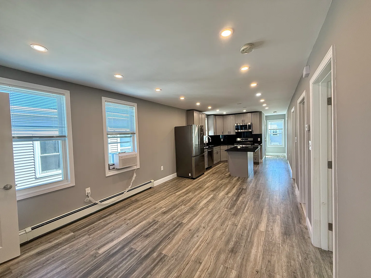 3 bed, 1000 sqft, $3,300 — Photo 4