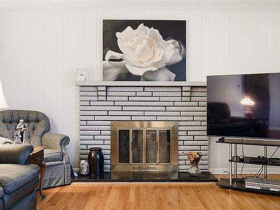 5th image of 104 Willow Dr